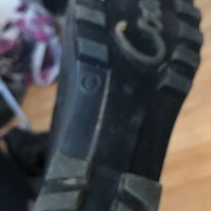 Some scratches but I’m good condition